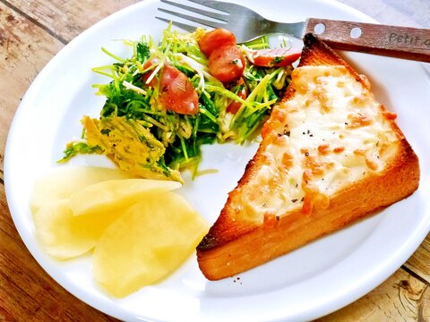 チーズトーストと炒め野菜の朝食プレート